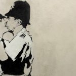 10-baci-famosi-nella-storia-dellarte-banksy-kissing-coppers-1