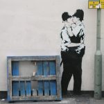 10 baci famosi nella storia dell'arte-banksy-kissing coppers
