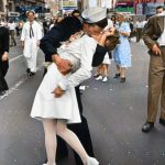 foto storiche ricolorate-bacio