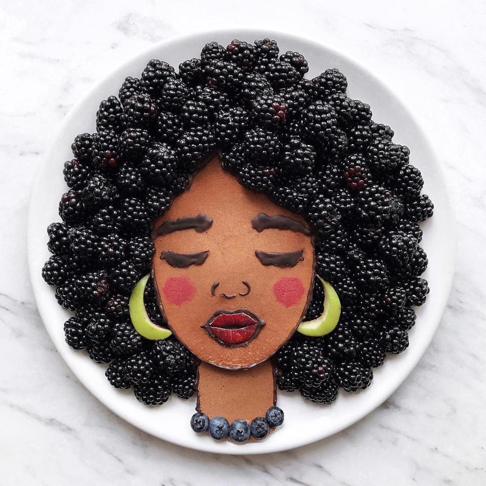 Ritratto artistico di una donna con capelli realizzati con more, collana di mirtilli e orecchini verdi, creato con frutta