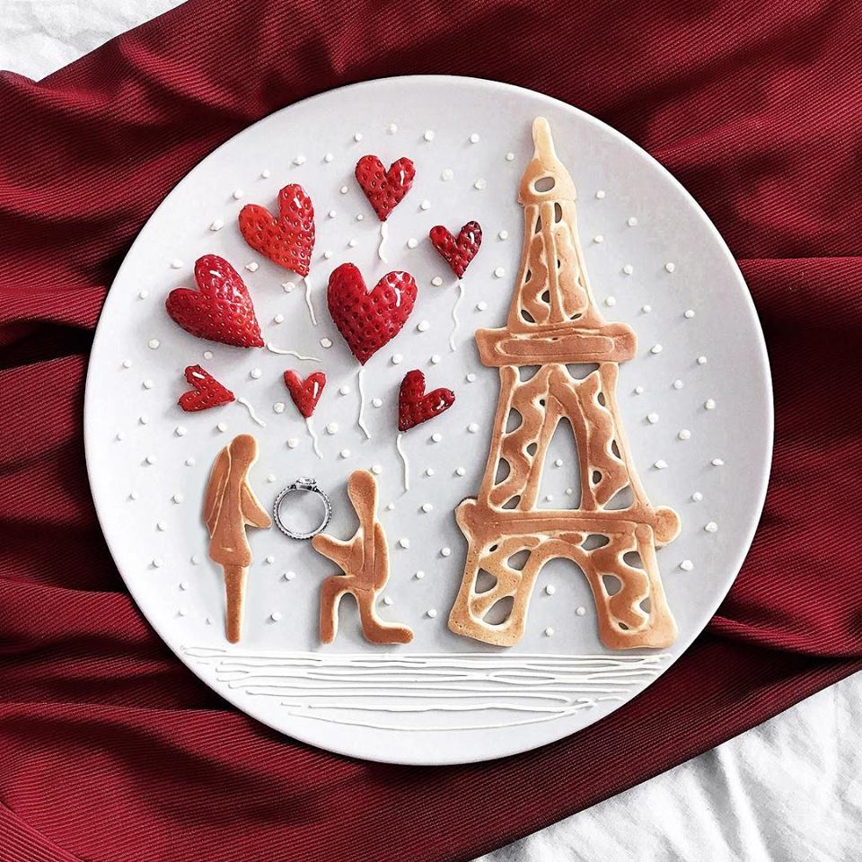 Scena romantica con Tour Eiffel e coppia, realizzata con pancake e fragole a forma di cuore